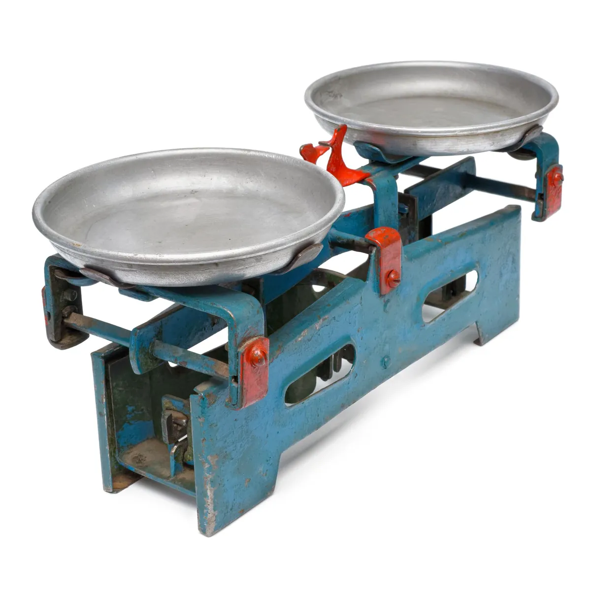 Alte blaue Balkenwaage mit zwei Metallschalen.