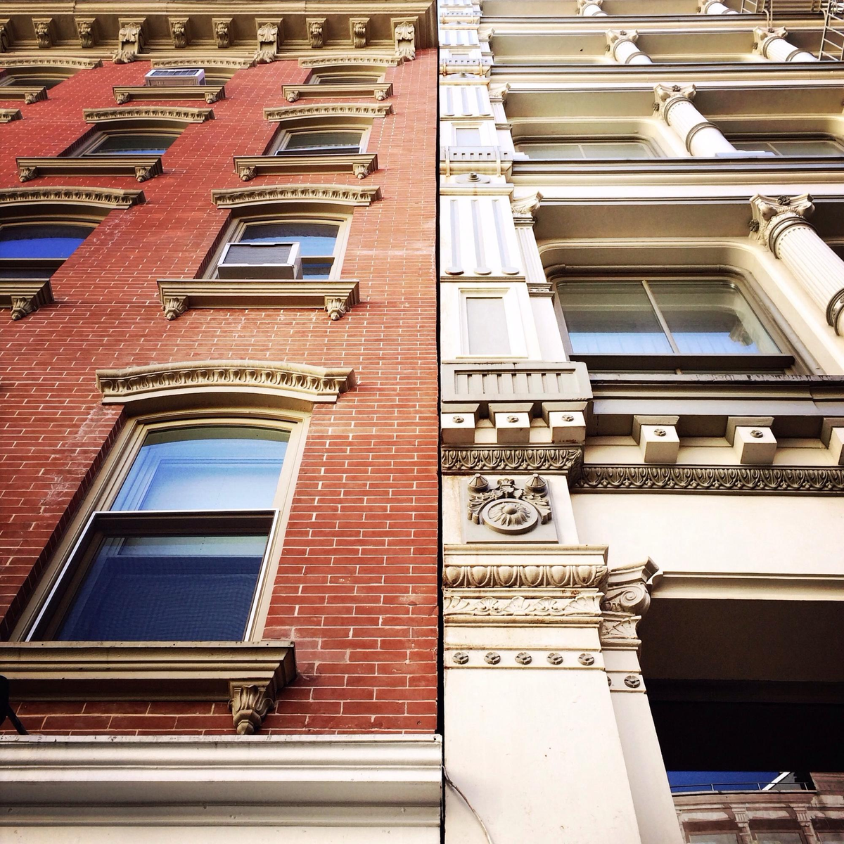 Zwei historische Gebäude nebeneinander in New York City.