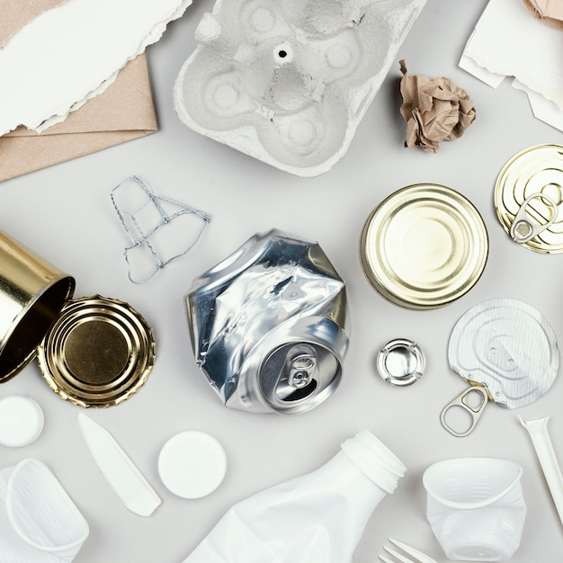 Verschiedene Recyclingmaterialien wie Dosen, Papier und Plastik.